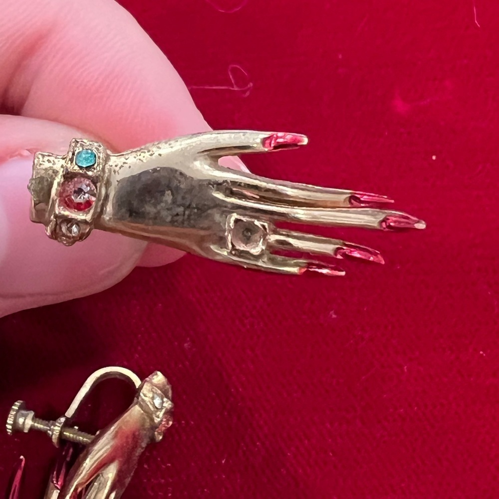 Vintage UnSigned Butler & Wilson 1980s Manicured Hand brooch and earrings - Picture 3 of 5